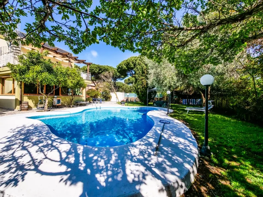 Villa with private pool - Image 1
