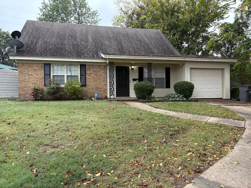 Private 4 Bedroom Side House - Image 1