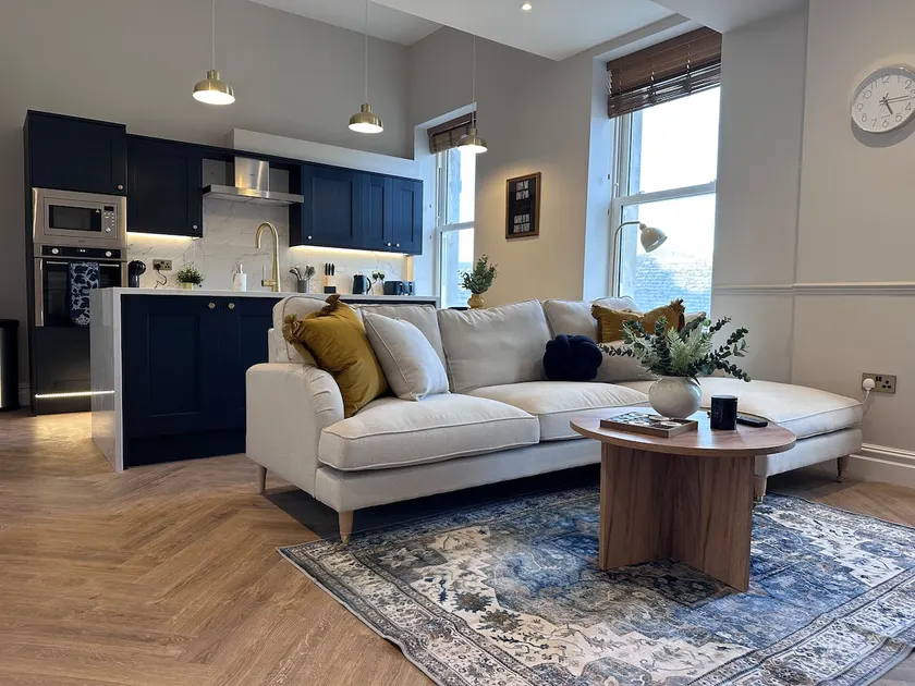 Luxury 2Bed 2 Bath Apartment in Historic Bank - Image 1