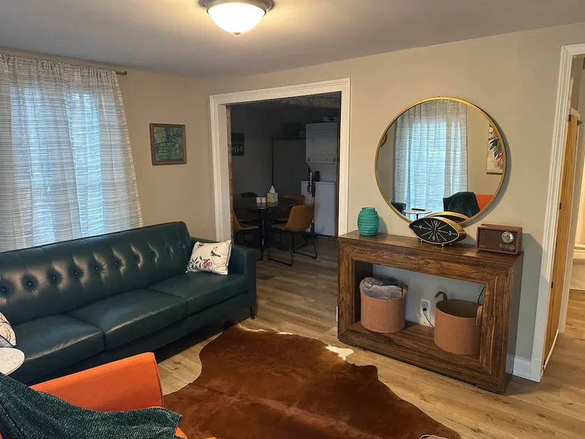 Livie’s Cozy Cottage Near Collierville - Image 1