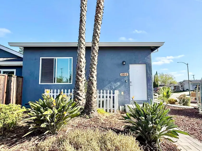 Spacious Garden 1BR/1BA: Full Kitchen & Laundry - Image 1