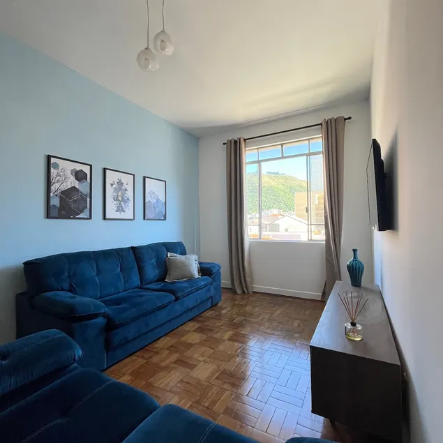 Downtown Apartment with Parking - Image 1