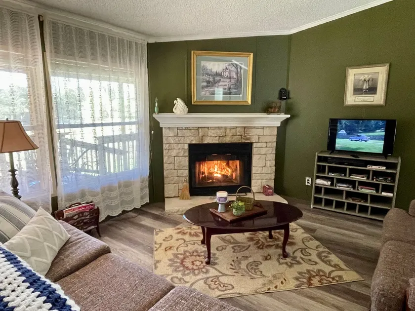 Mamaw's House in the woods! 3/2 with fireplace. - Image 1