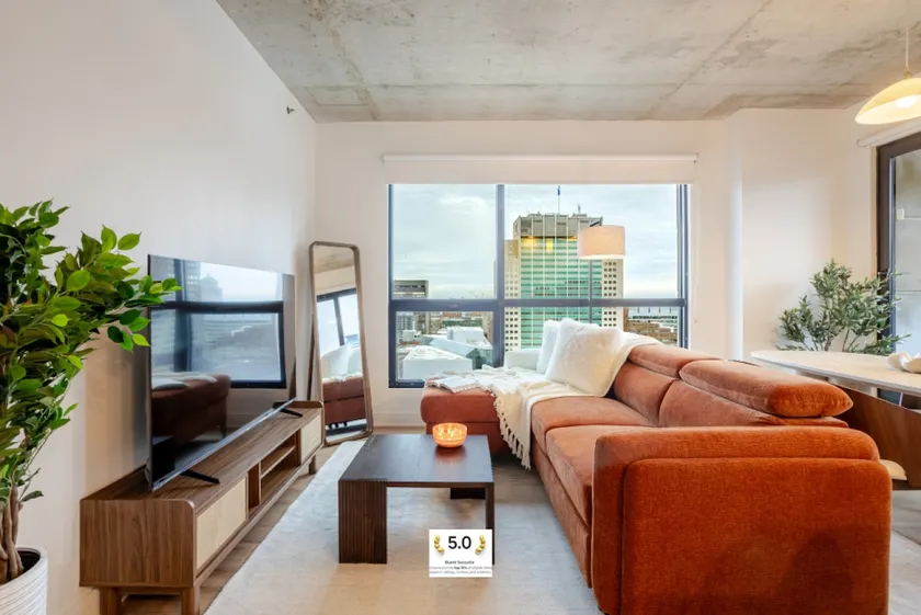 Luxury High-Rise Stay | Free Parking - Image 1
