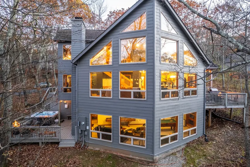 Hilltop Hideaway - Wintergreen 5BR with Hot Tub - Image 1
