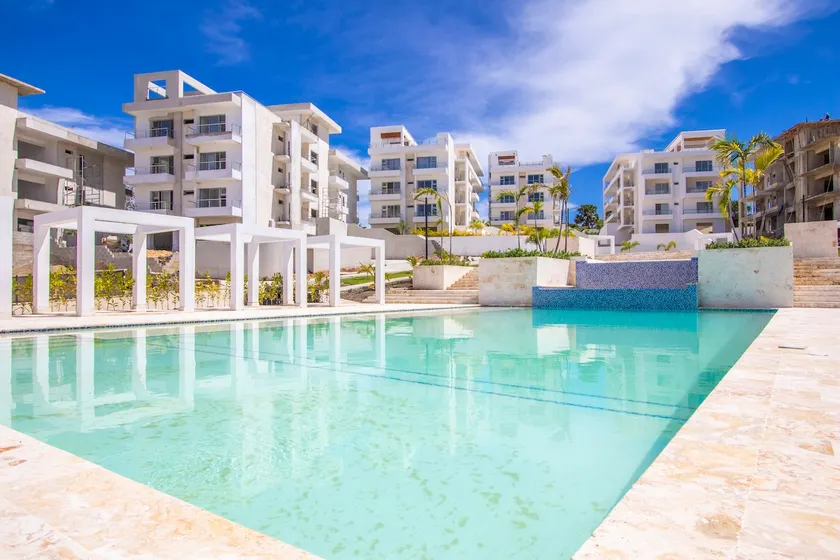 Stylish New 2-Bedroom Apartment with Pools & Gym - Image 1
