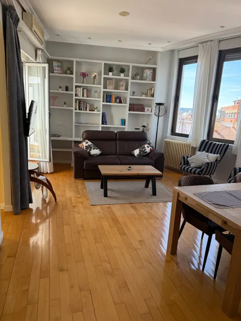 Downtown penthouse in a residential complex, facing outwards, with a 30 m terrace - Image 1
