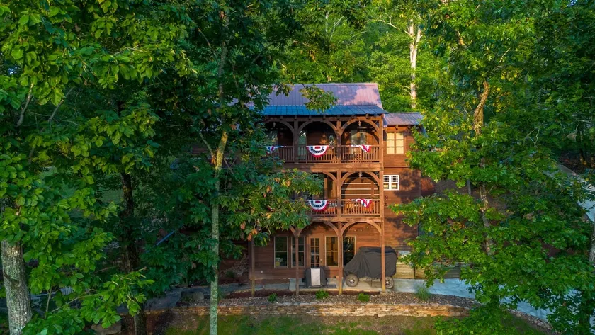 Lakeside Lodge Retreat | Luxury Cabin on Watts Bar - Image 1