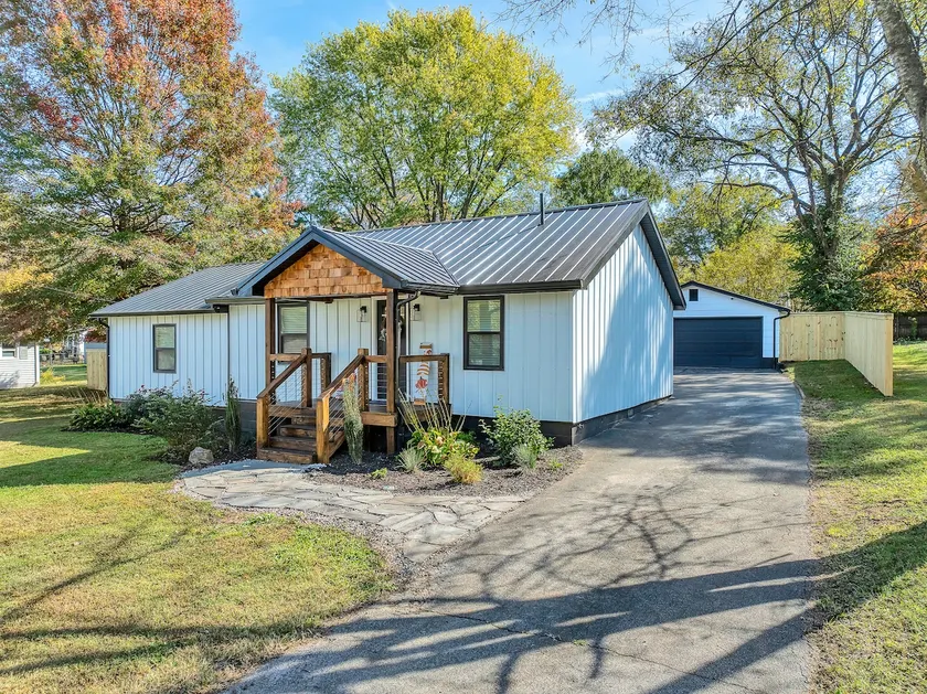 Stylish Getaway Near Knoxville & The Smokies - Image 1