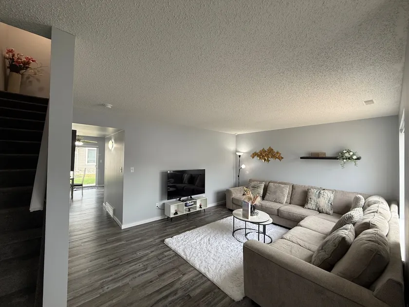 Entire Townhome| Near Hwy 2, YEG Airport & Outlets - Image 1