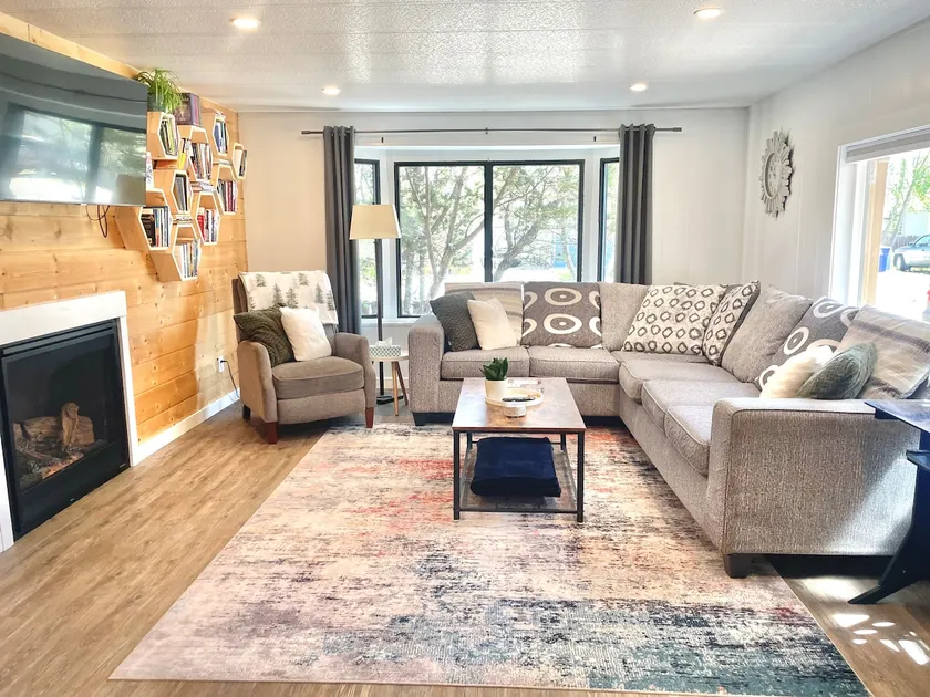 4BR Hot Tub Home • 10 Min to Saskatoon - Image 1