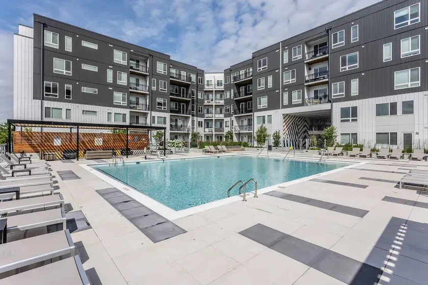 Modern 2BR Walk to OTR/The Banks - Image 1
