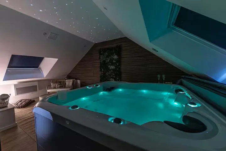 Escape bubble – Private HOT TUB – Love room - Image 1
