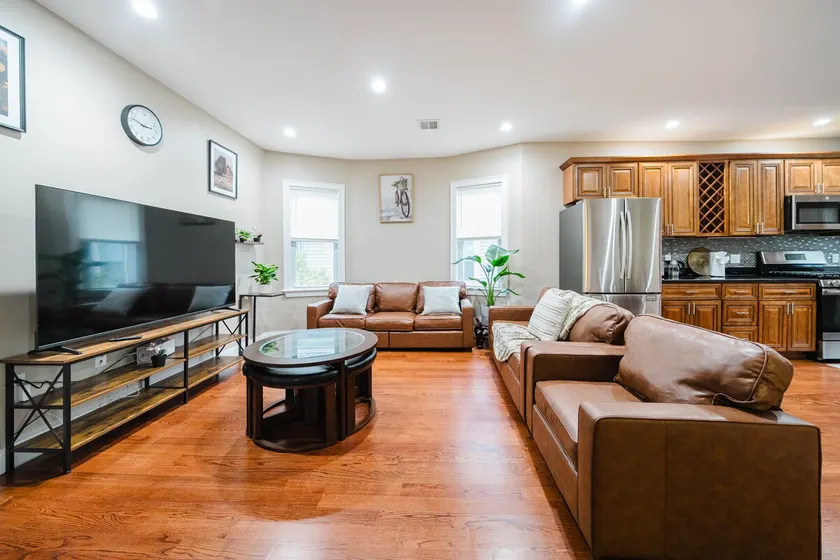 Modern 5BR Family Stay, FREE Parking near Boston - Image 1