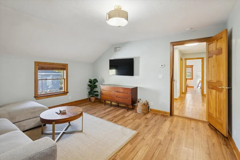 Cozy & Bright Upper Apartment Retreat - Image 1