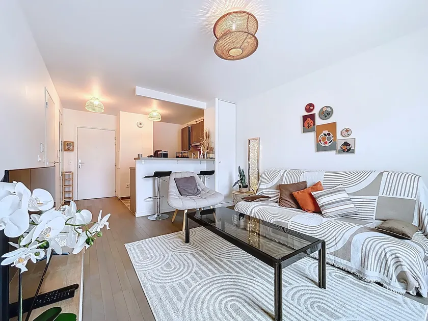 Apartment with terrace 100 m from Paris - Image 1
