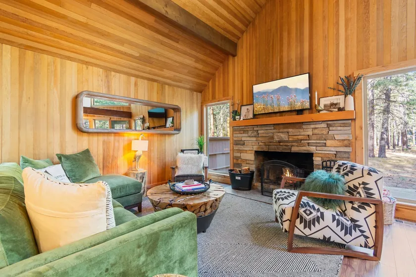 Black Butte Cabin | Hot Tub | 2 Kings | Pets OK - Image 1