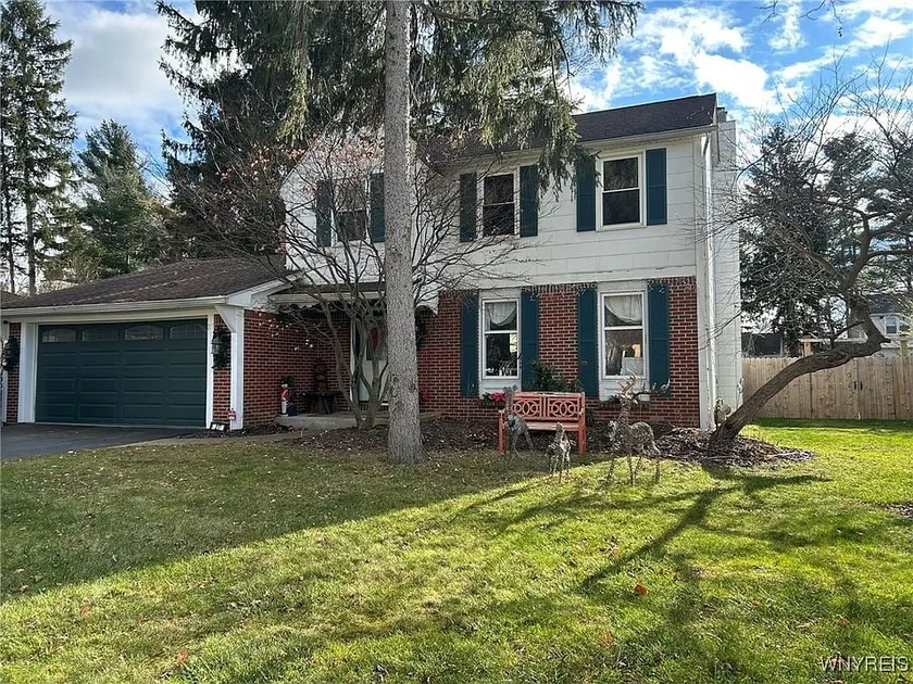 East Amherst Colonial Gem | Sleeps 8 | 2 parking - Image 1
