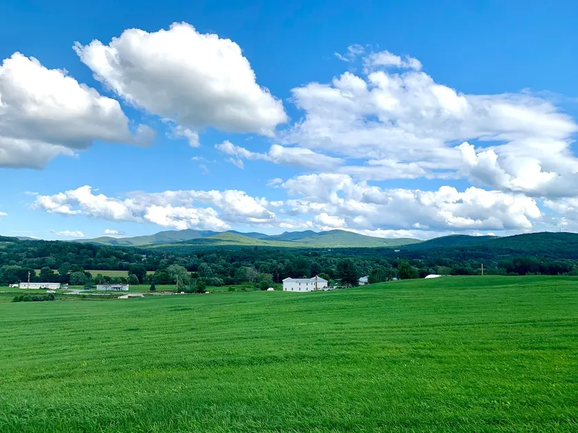 Peaceful + Cozy Farmhouse Near Jay Peak + Sutton - Image 1
