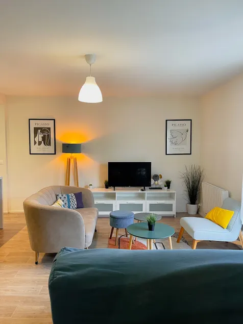 Spacious and bright 3-bedroom apartment near Bordeaux, parking - Image 1