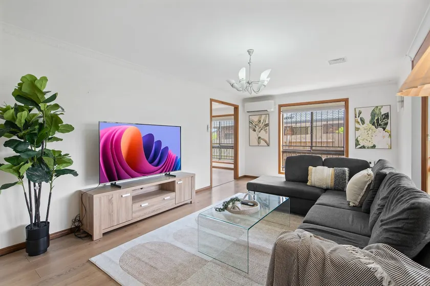 Elegant 4BR Residence Friendly Haven in Calamvale - Image 1