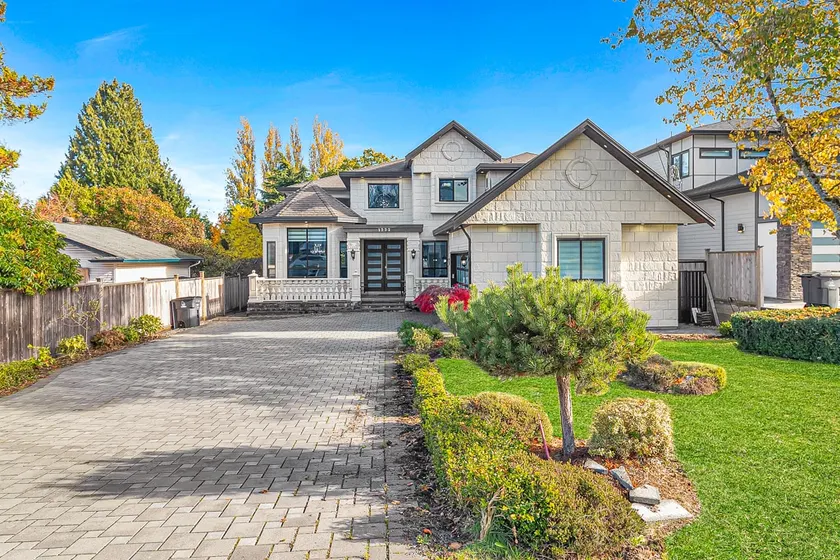 8BR New Spacious Home White Rock HVAC Free Parking - Image 1