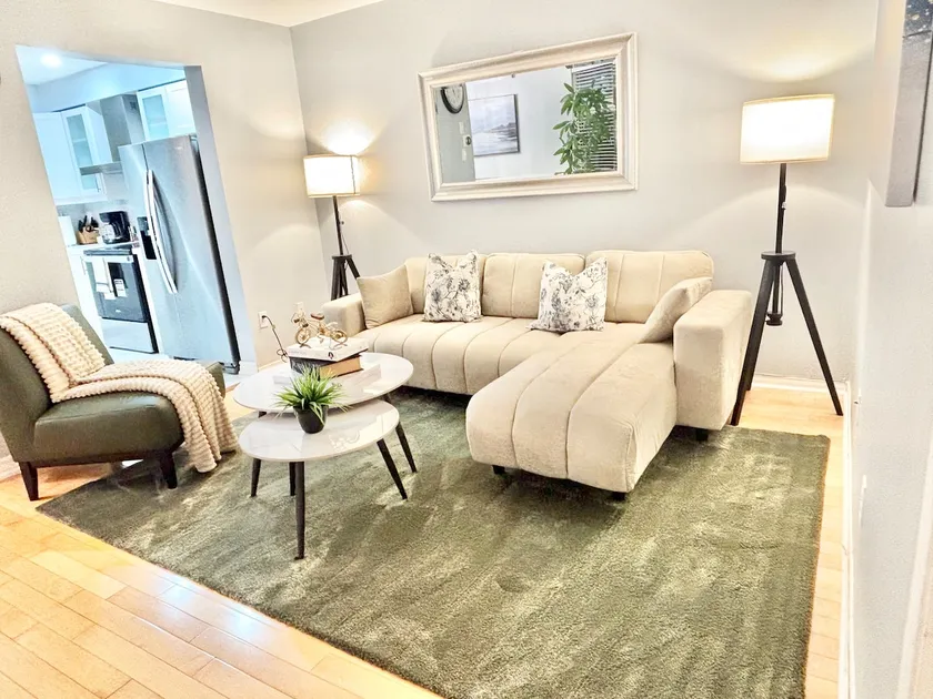 HGTV 5BR Home 5 mins to Rogers Stadium/YYZ Airport - Image 1
