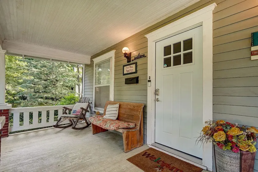 Spacious Bungalow close to downtown - Image 1