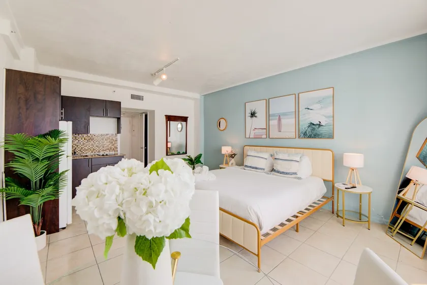 Beachfront - Upgraded King Studio with Kitchen - Image 1