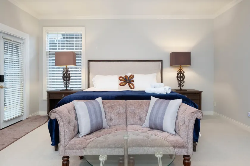 Elegant Studio – Minutes from Airport & Steveston - Image 1