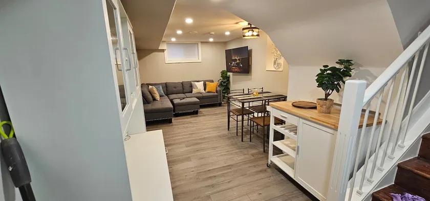 Beautiful Private 2 Bdrms & Living Space New Reno - Image 1