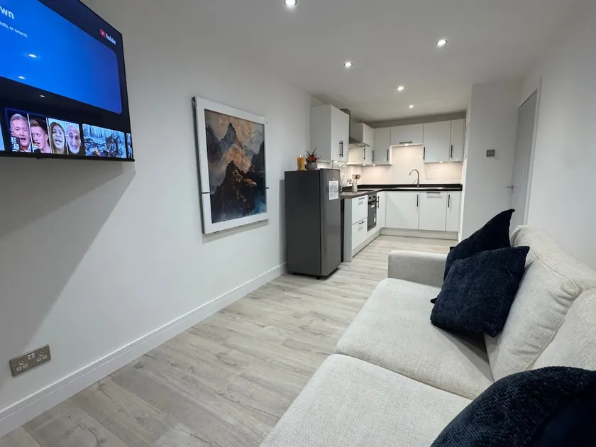 Cosy Modern 2 Beds Chorley Center - Image 1