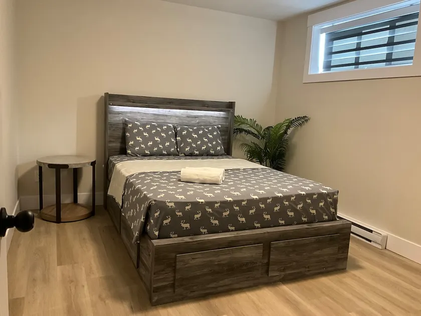 New modern quiet suite, parking, fiber wifi - Image 1