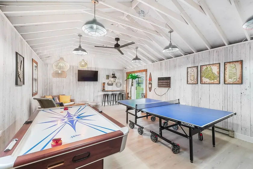 The Sleepy Tiki - game room, tiki lounge, firepit - Image 1