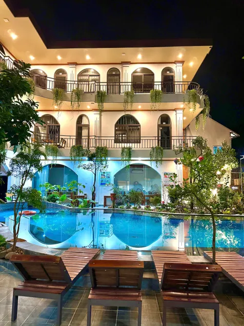 Tuan Ngoc Hotel - 5 deluxe room with balcony - Image 1