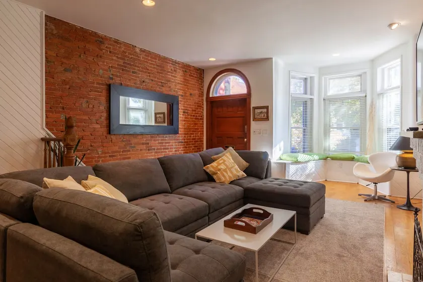 Downtown living! Sleeps 12 w/EV parking balcony - Image 1