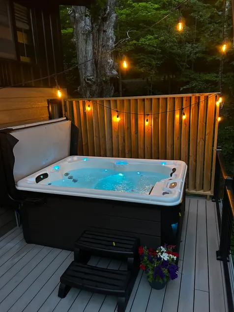 “Maple” Romantic Cabin w/Hot Tub• Near Tappan Lake - Image 1