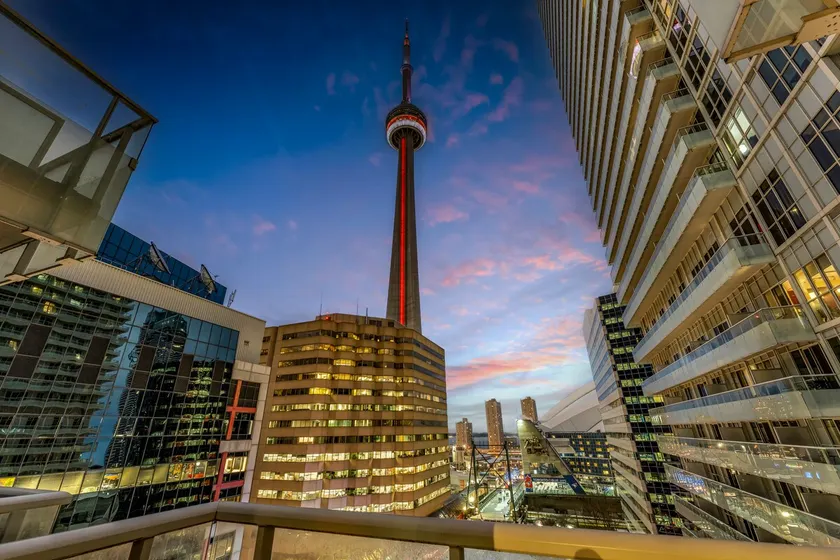 Luxury condo in the heart of Toronto - Image 1