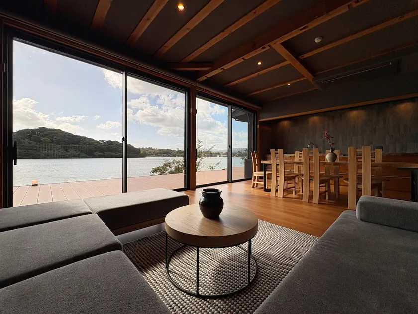 Lakefront villa with sauna, spa and deck by beach. - Image 1