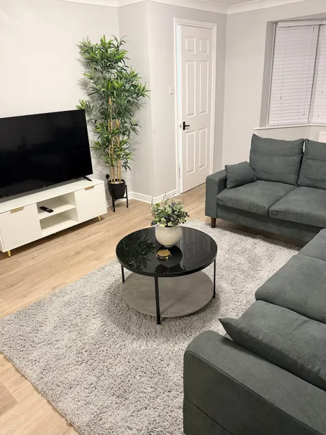 Newly Refurbished Home Near Chippenham Town Centre - Image 1