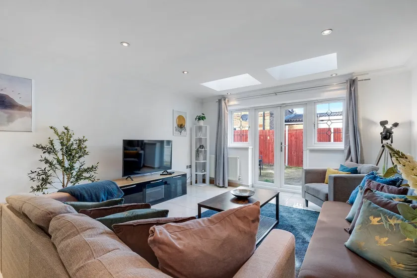 Isher 3 Bedroom, 2-Bathroom House with Parking - Image 1