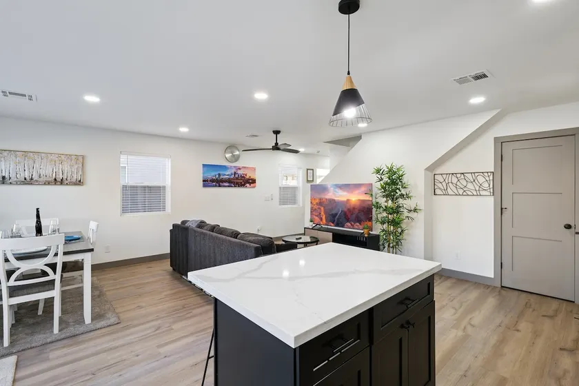 Stylish & Relaxing Oasis: 8 Min to Airport -Garage - Image 1