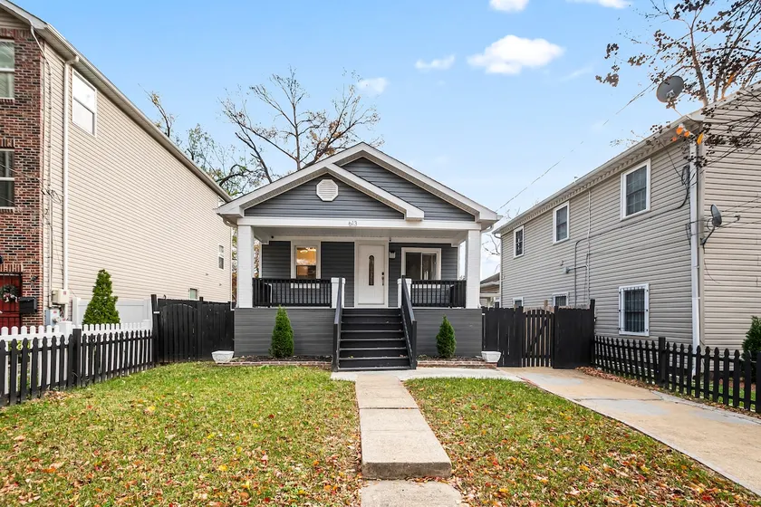 Home near RFK w/Private Suite & driveway sleeps 16 - Image 1