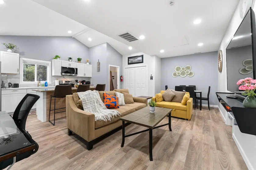 Modern Carriage Home:Near Dulles Airport sleeps 6 - Image 1