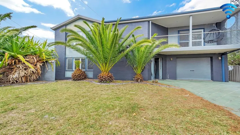 Seaside Royale – large family home - Image 1