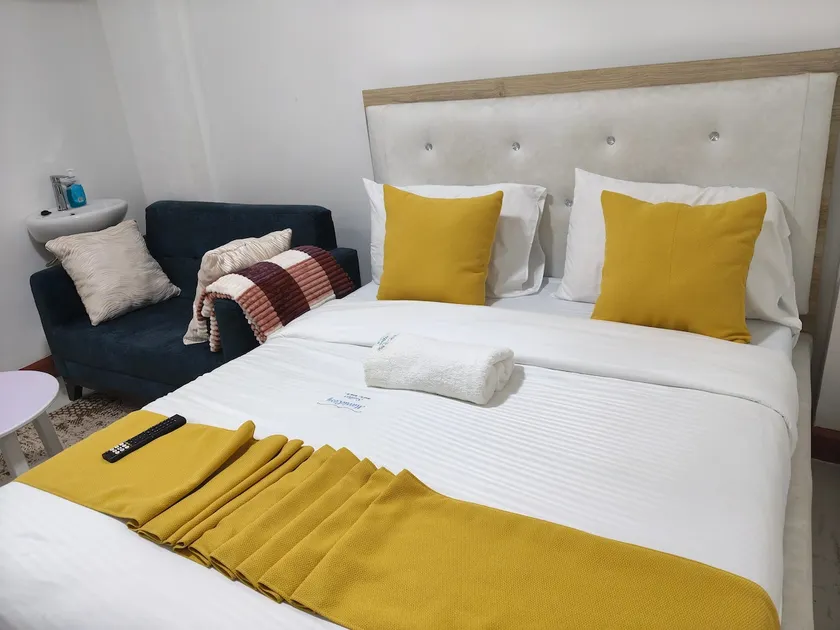 luxury studio suites opposite Starbucks - Image 1