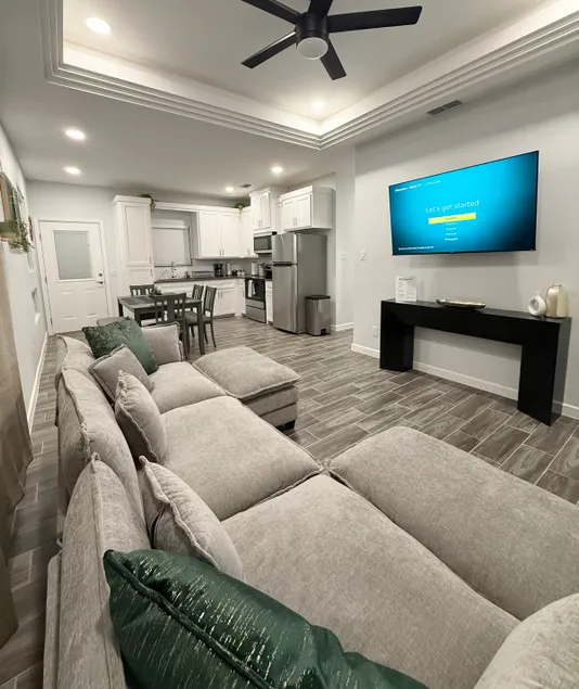 Modern 3 BR Apt | Fast WIFI | Near Shops - Image 1