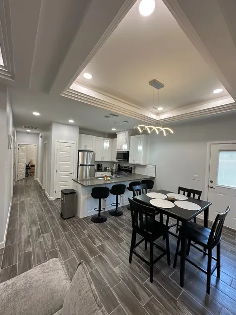 Charming 3BR APT | Great Location | Fast WIFI - Image 1