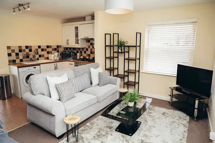 Large Apartments next to East Midlands Airport with Free Gated Parking! - Image 1
