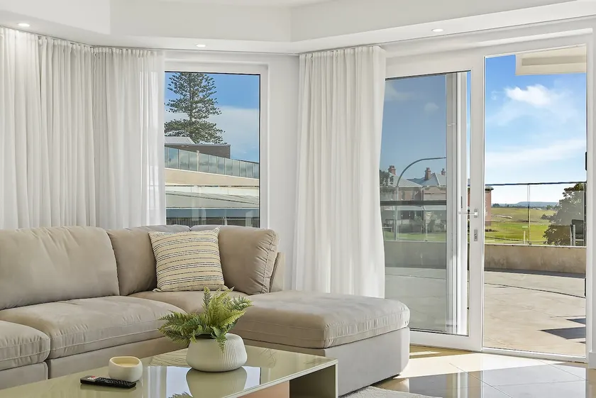 Modern Seafront Luxury, Steps from the Beach - Image 1
